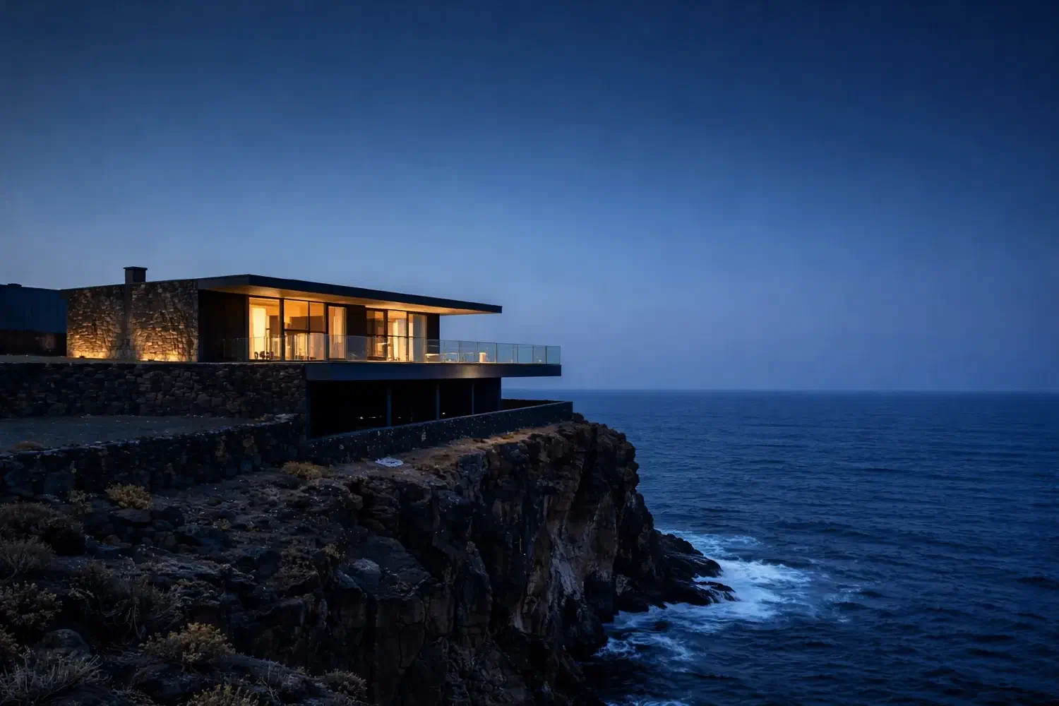 Moderne Villa auf einer Klippe an der Atlantikküste Teneriffas in der blauen Stunde